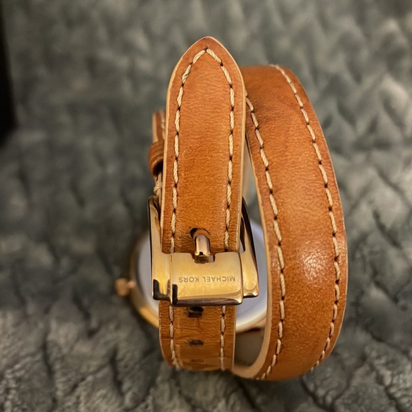 Micheal Kors watch with wrap around band - Picture 4 of 4
